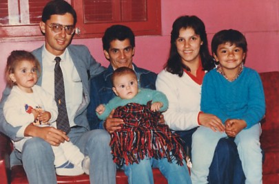 Eu (de terno) e uma família de conversos de Santana do Livramento/RS, em junho de 1987 — a alegria de um missionário é servir de instrumento nas mãos do Senhor para que, mediante a fé das pessoas, Ele possa realizar milagres em suas vidas